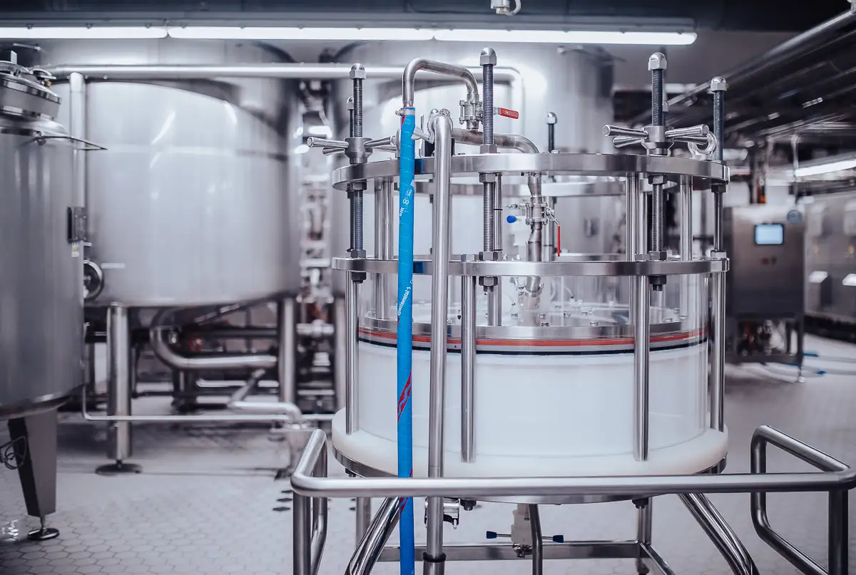Moderne Lactoferrin-Produktionsanlage mit industriellen Verarbeitungsgeräten